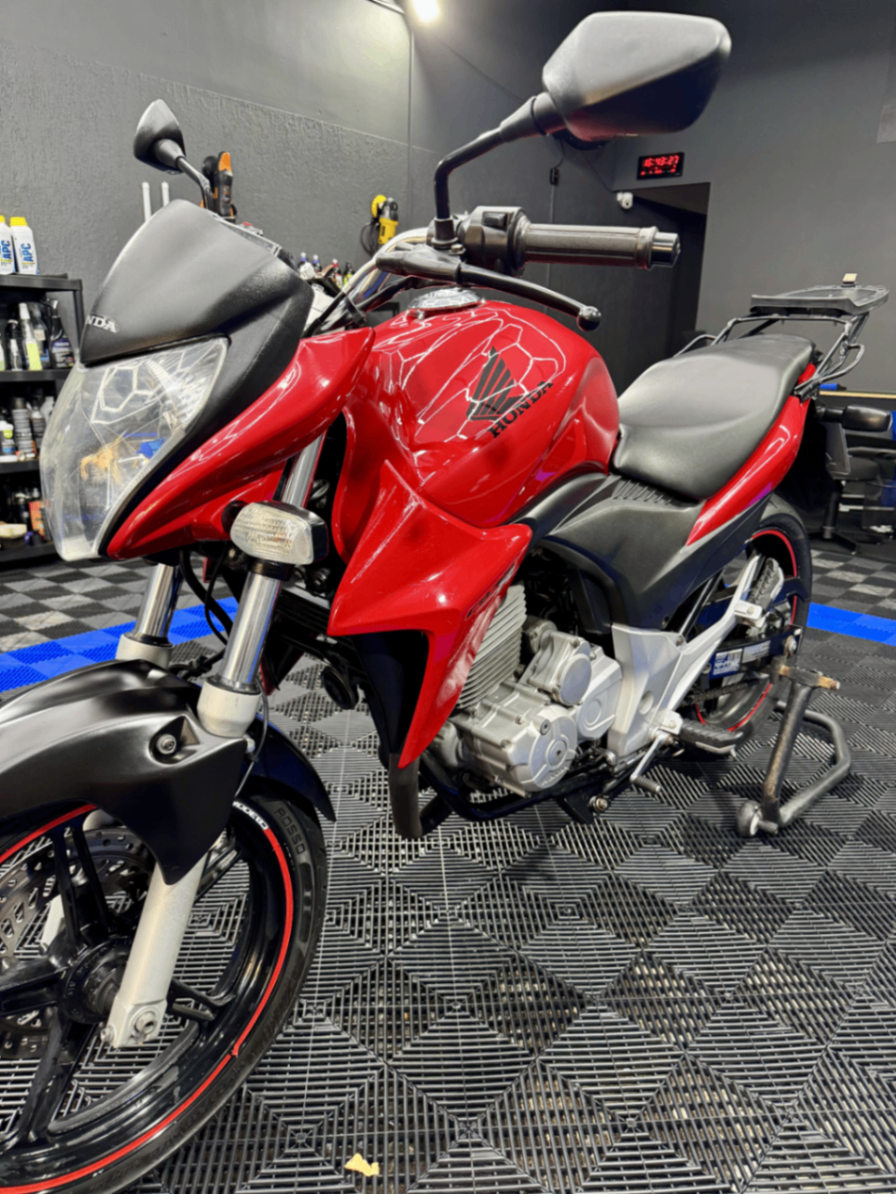 Moto vermelha detalhada em ambiente profissional