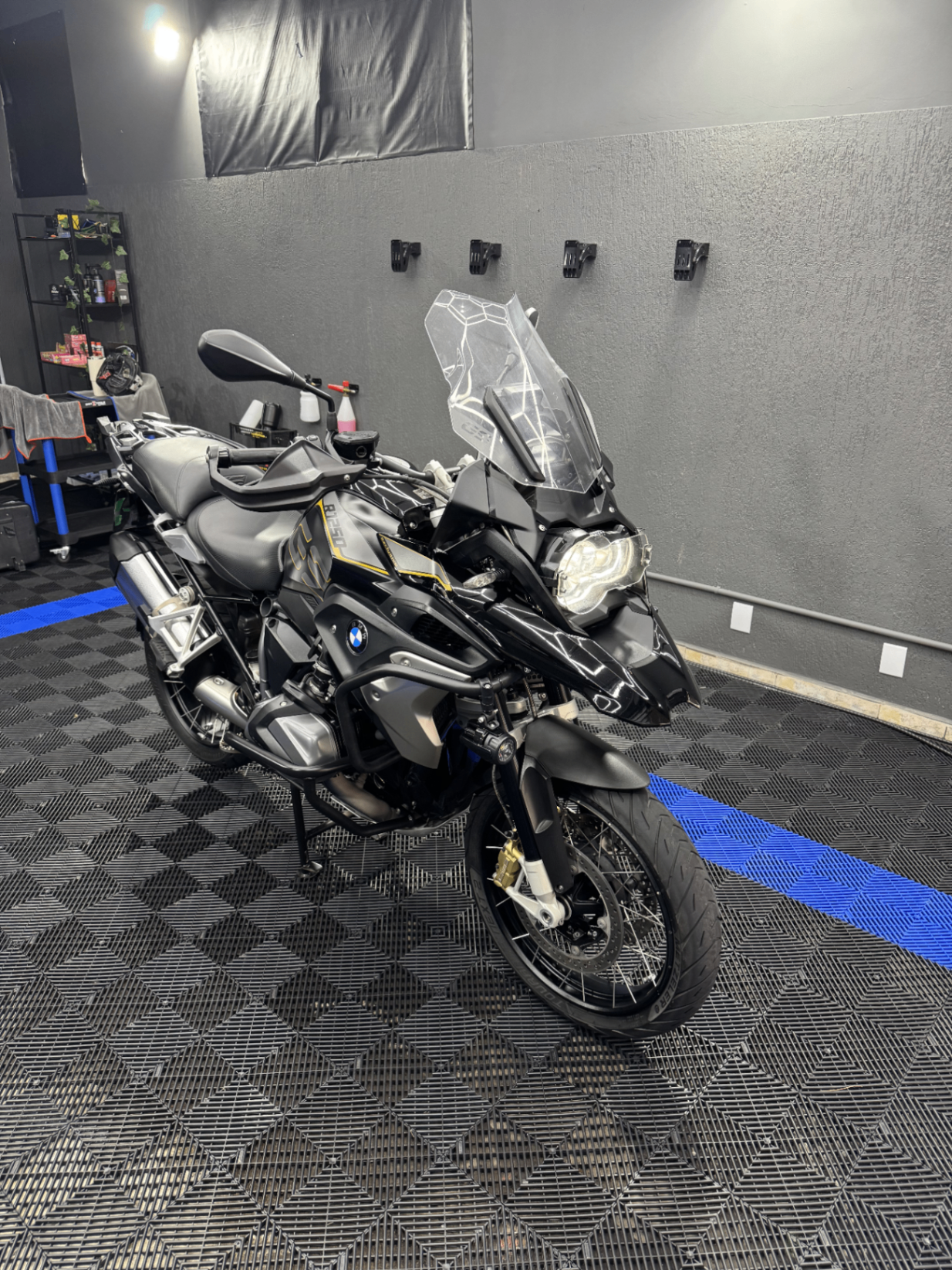 BMW R 1250 GS preta detalhada em box profissional