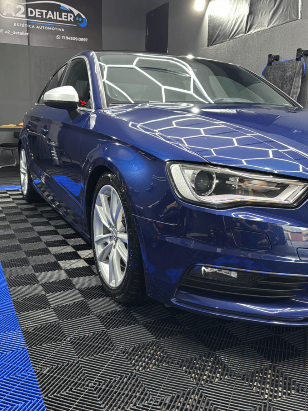 Audi azul com acabamento espelhado em estética automotiva