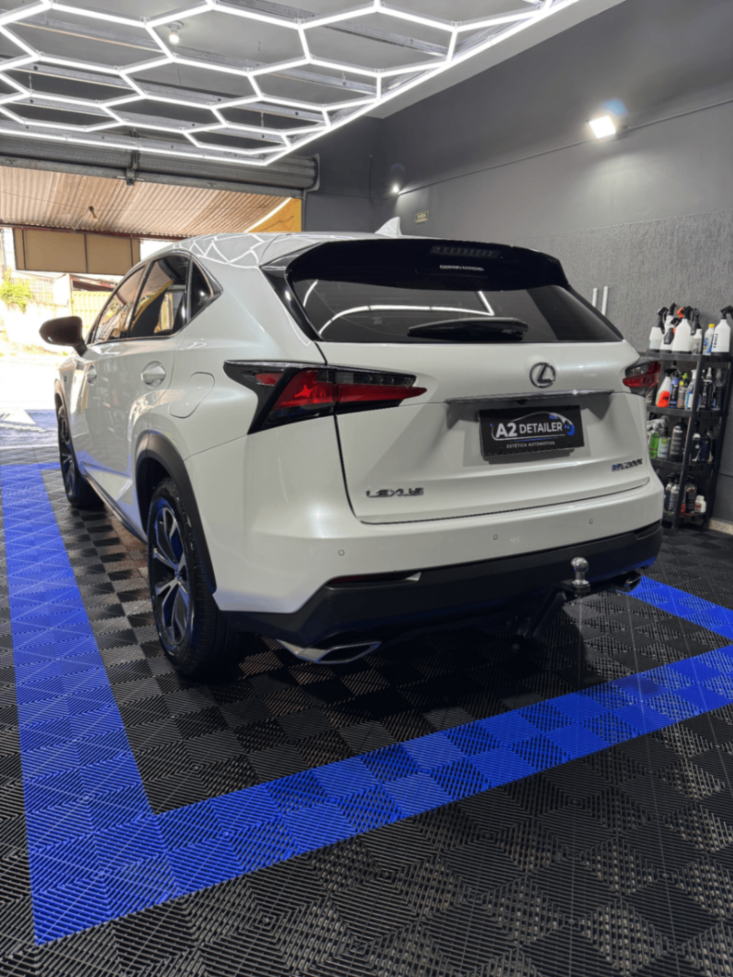 Lexus branco visto por trás após detalhamento
