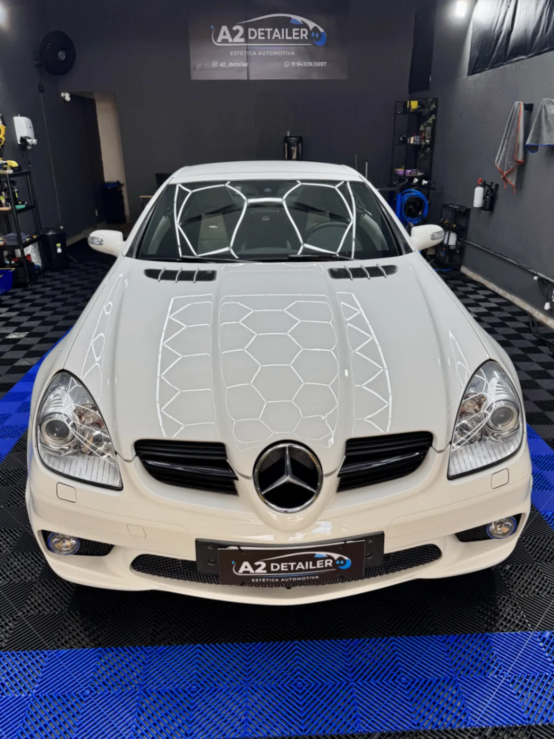 Mercedes branca com pintura polida e brilho intenso
