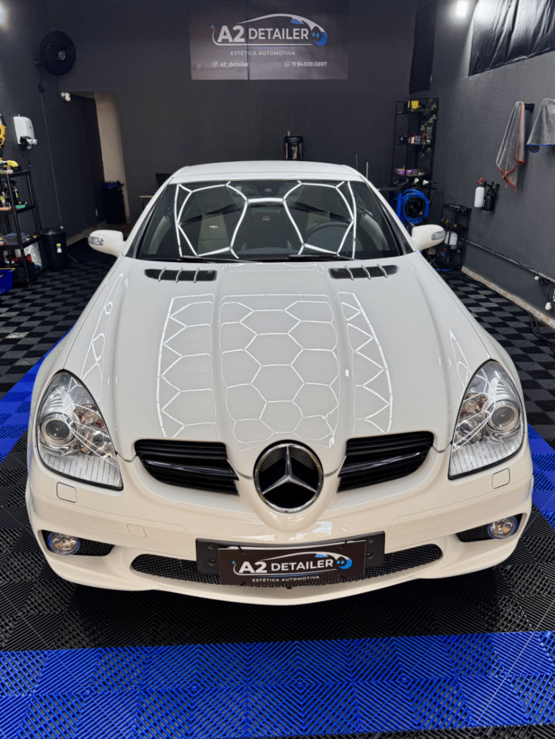 Mercedes branca com pintura polida e brilho intenso