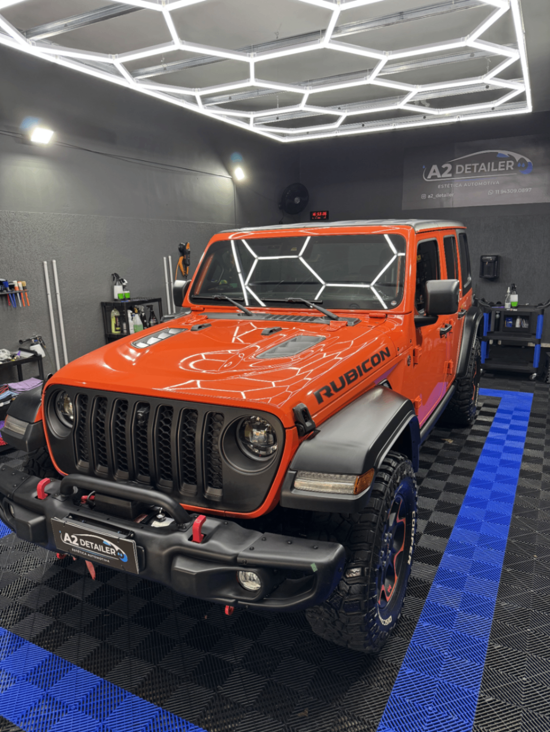Jeep Rubicon laranja após detalhamento automotivo
