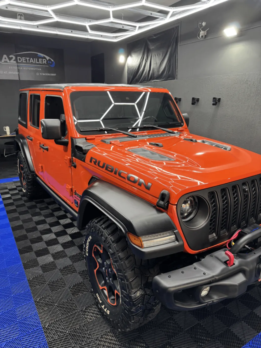 Jeep Rubicon laranja com acabamento brilhante no estúdio