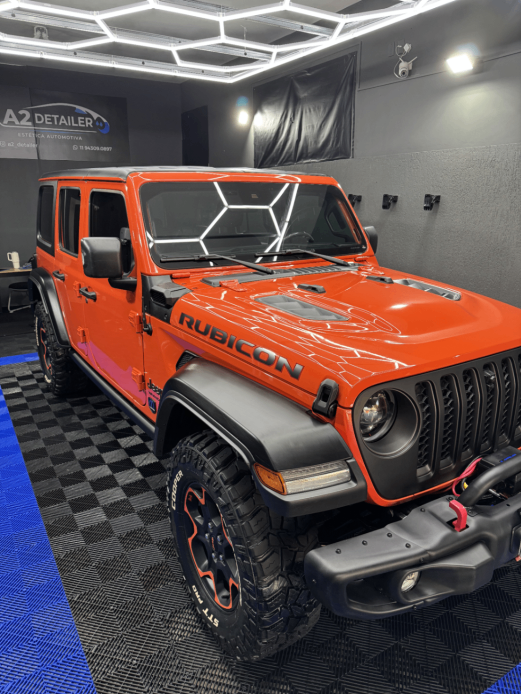 Jeep Rubicon laranja com acabamento brilhante no estúdio